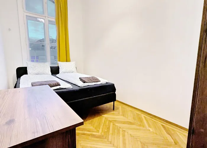 Проживання в сім'ї Spacious - 15 Min From Airport & Center, 5 Min From Main-bus Station Ez7 *