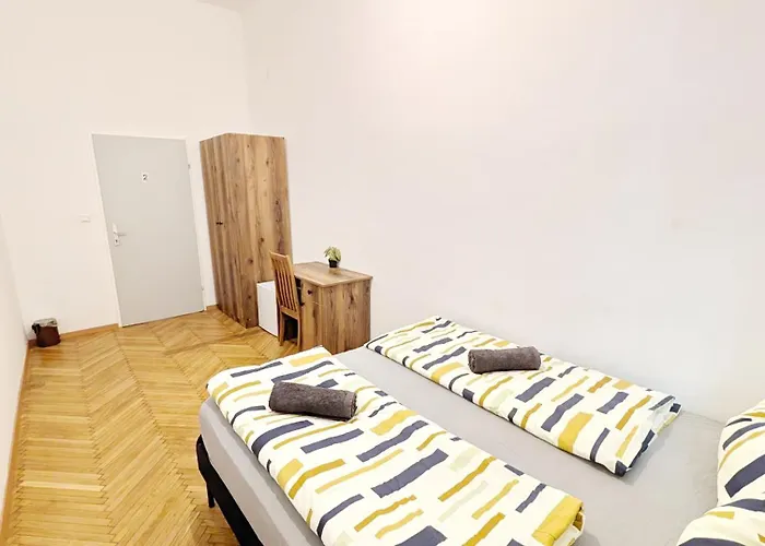 Проживання в сім'ї Spacious - 15 Min From Airport & Center, 5 Min From Main-bus Station Ez7 *