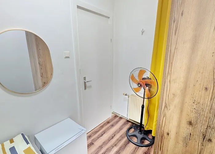 Spacious - 15 Min From Airport & Center, 5 Min From Main-bus Station Ez7 *
