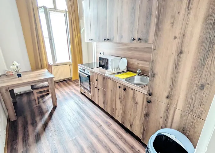 Проживання в сім'ї Spacious - 15 Min From Airport & Center, 5 Min From Main-bus Station Ez7