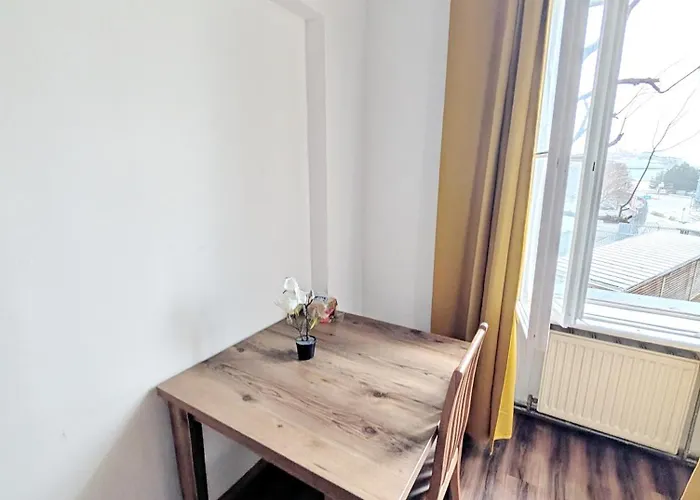 Проживання в сім'ї Spacious - 15 Min From Airport & Center, 5 Min From Main-bus Station Ez7